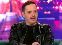 Αλέξανδρος Τσουβέλας: Σοκάρει η αποκάλυψη – “Με άφηναν μικρό στο σπίτι του Βαγγέλη Ρωχάμη!”