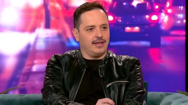 Αλέξανδρος Τσουβέλας: Σοκάρει η αποκάλυψη – “Με άφηναν μικρό στο σπίτι του Βαγγέλη Ρωχάμη!”