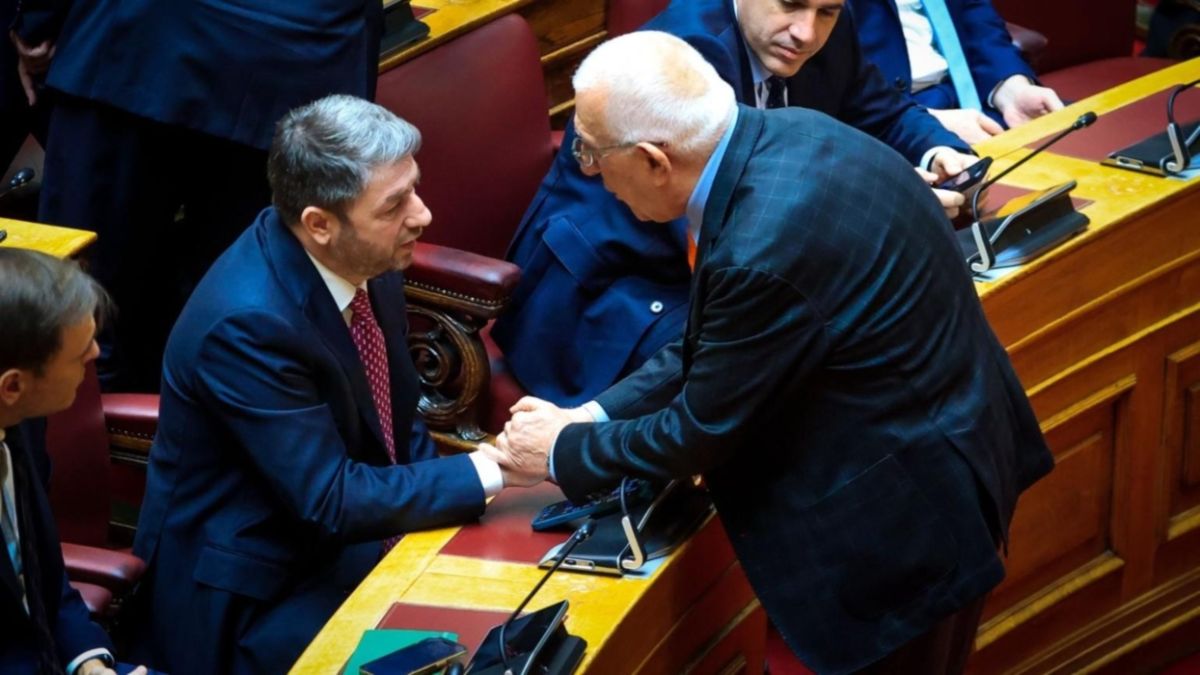 Θεσμικό μπρα-ντε-φερ στη Βουλή: Ανδρουλάκης προτείνει αναβολή, Μητσοτάκης απαντά “κανονικά”