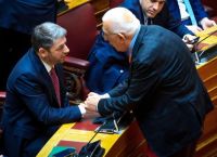 Θεσμικό μπρα-ντε-φερ στη Βουλή: Ανδρουλάκης προτείνει αναβολή, Μητσοτάκης απαντά “κανονικά”