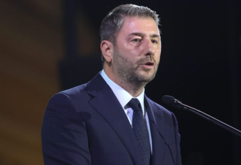 Οι «Δημοκρατίες δεν καταρρέουν με τανκς» – Ο Ανδρουλάκης ρίχνει το γάντι στη κυβέρνηση