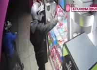 Νότια Προάστια: Ανήλικοι λήστευαν περίπτερα με ψεύτικο όπλο και χατζάρα–Πώς έπεσαν στα χέρια της ΕΛΑΣ