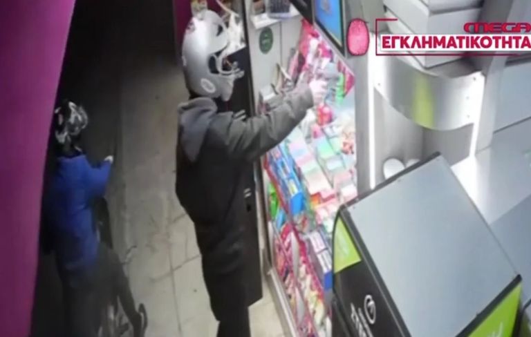 Νότια Προάστια: Ανήλικοι λήστευαν περίπτερα με ψεύτικο όπλο και χατζάρα–Πώς έπεσαν στα χέρια της ΕΛΑΣ