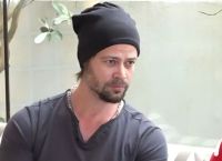 Άρης Κόντος: Τον μπέρδεψαν με τον Μπραντ Πιτ και “χρέωσαν” απιστία στην Άνιστον!