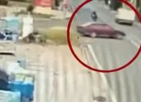 Αρτέμιδα: Αυτοκίνητο μπήκε μπροστά σε μοτοσικλετιστή, τον εκσφενδόνισε και τον άφησε αβοήθητο