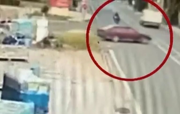 Αρτέμιδα: Αυτοκίνητο μπήκε μπροστά σε μοτοσικλετιστή, τον εκσφενδόνισε και τον άφησε αβοήθητο