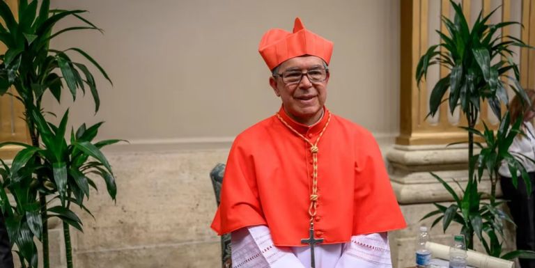 Ο ανώτατος καθολικός ιεράρχης της Κολομβίας έπλυνε τα πόδια τρανς εργαζόμενων του σεξ τη Μεγάλη Πέμπτη