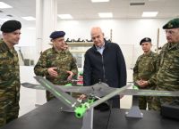 Δένδιας: Πρόοδος στην ανάπτυξη σταθμών παραγωγής drones στο 306 Εργοστάσιο Βάσης Τηλεπικοινωνιών