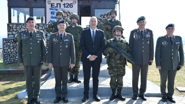 Δένδιας: Επισκέφθηκε το επιτηρητικό φυλάκιο “126” στον Έβρο και τσούγκρισε αυγά με τα στελέχη και  στρατιώτες