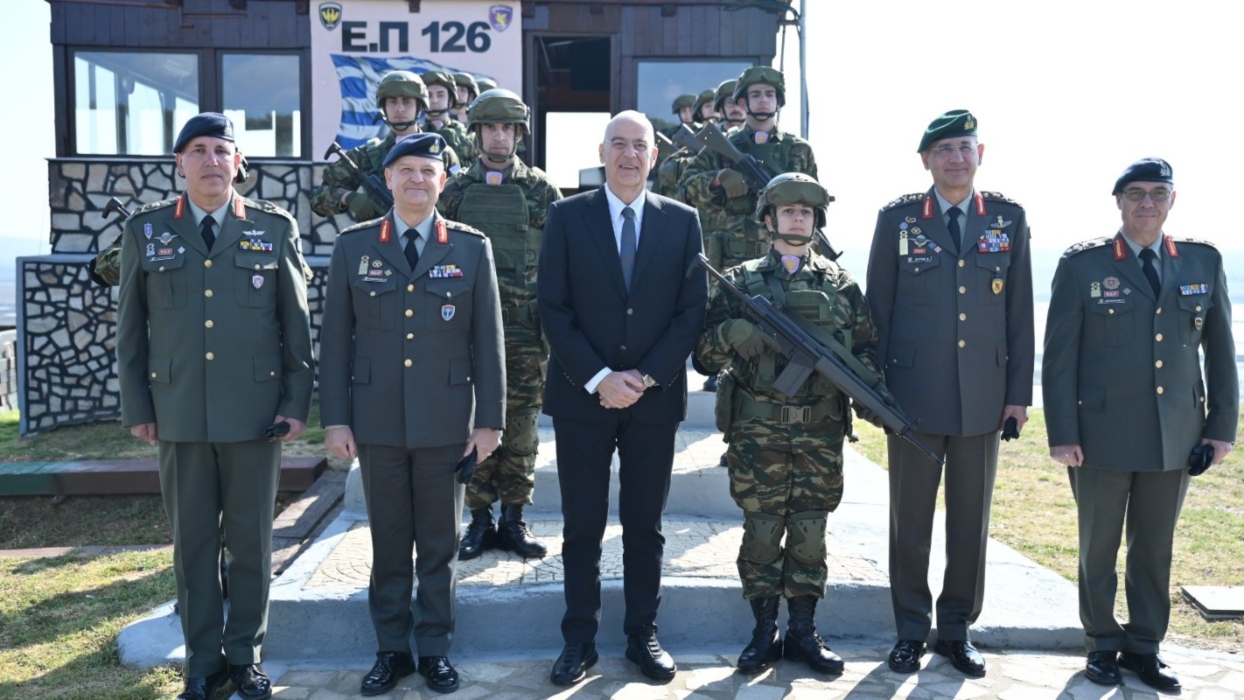 Δένδιας: Επισκέφθηκε το επιτηρητικό φυλάκιο “126” στον Έβρο και τσούγκρισε αυγά με τα στελέχη και  στρατιώτες