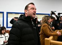 Η δίκη που έφερε τον έλεγχο, τα ρόπαλα και τo… face‑control στον δημόσιο διάλογο