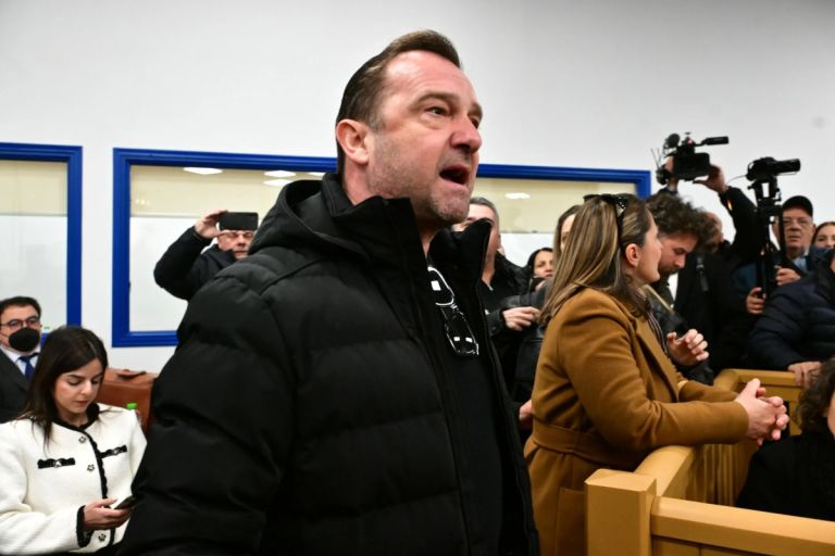 Η δίκη που έφερε τον έλεγχο, τα ρόπαλα και τo… face‑control στον δημόσιο διάλογο