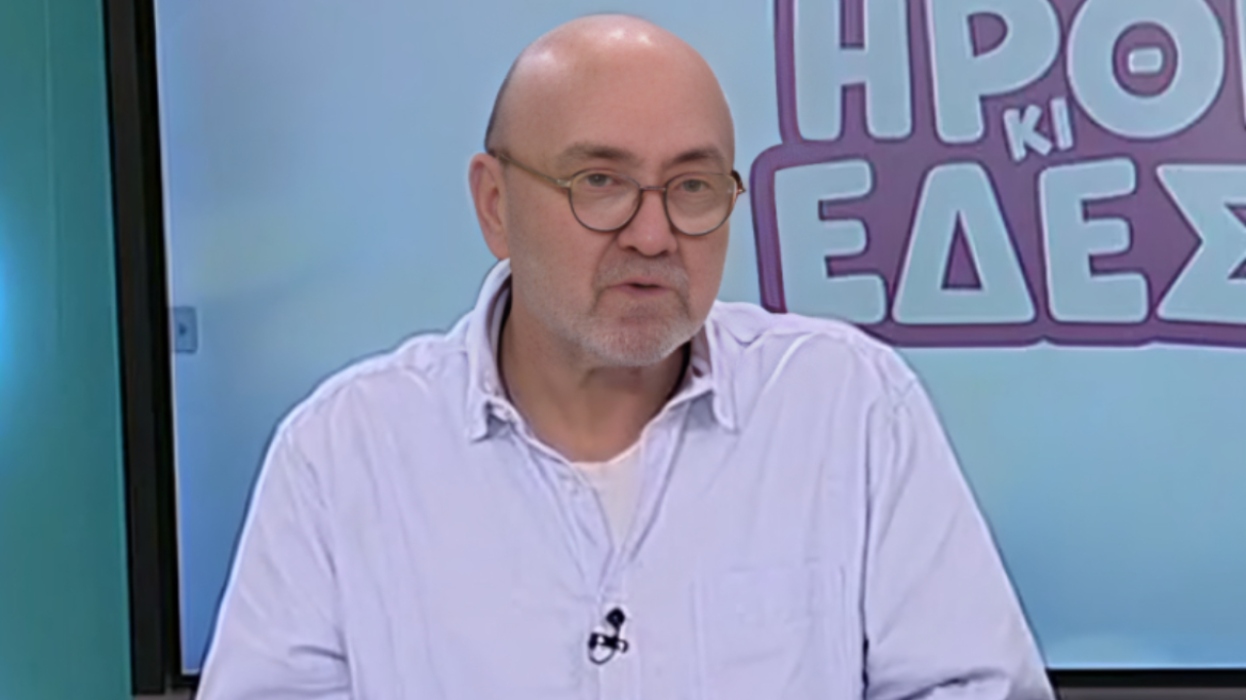 Έγινε κι αυτό!Γκάφα Κύπριου παρουσιαστή: Έβαλε την πιστωτική του κάρτα σε φακελάκι γάμου