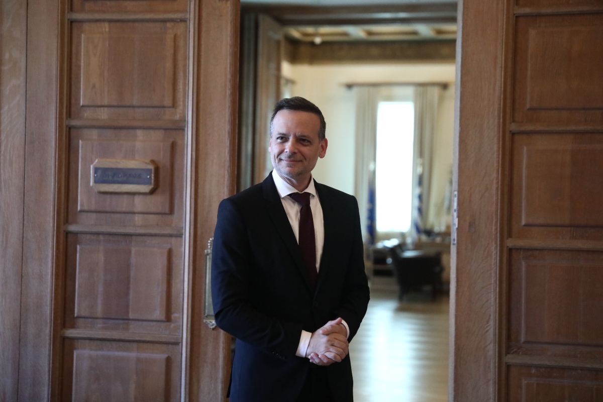 «Η Αθήνα δεν είναι Airbnb»: Πολιτική σύγκρουση για τον υπερτουρισμό στην πρωτεύουσα