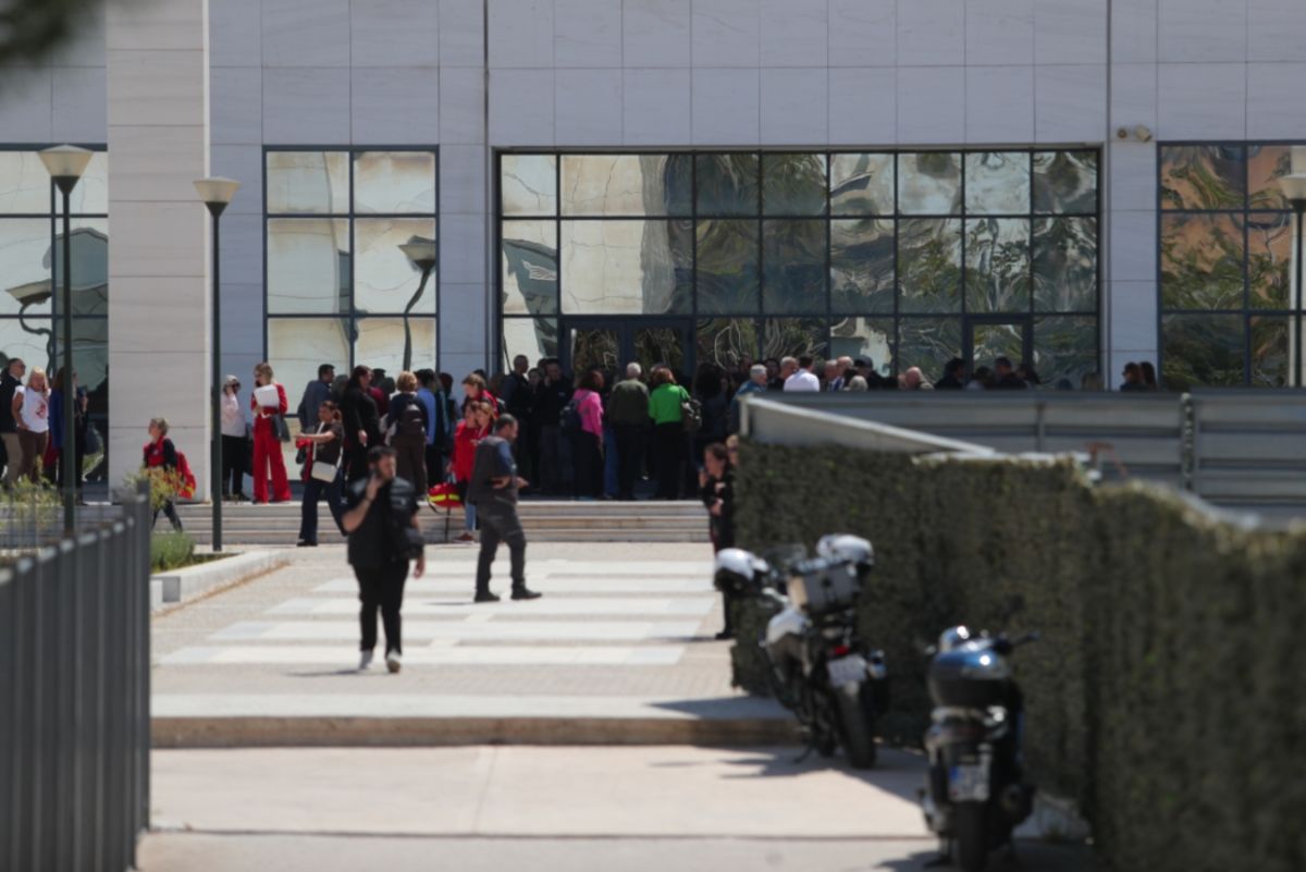 Ρακοσυλλέκτης γάζωσε πολίτες στον ΕΦΚΑ Κεραμεικού και στο Εφετείο στη Λουκάρεως