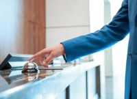 Φορολογία, λειτουργικό κόστος και έλλειψη προσωπικού πιέζουν τον κλάδο των ενοικιαζόμενων δωματίων