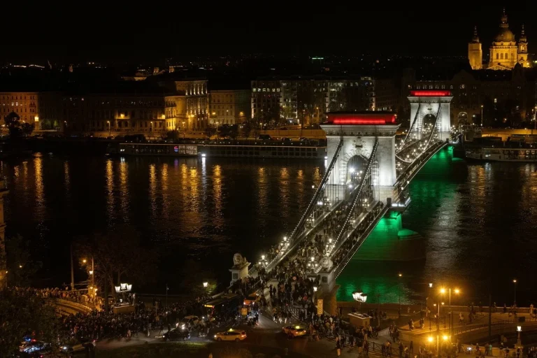 Βουδαπέστη: Ξέσπασμα χαράς για το τέλος της εποχής Όρμπαν – «Δεν το πιστεύω ότι συνέβη»