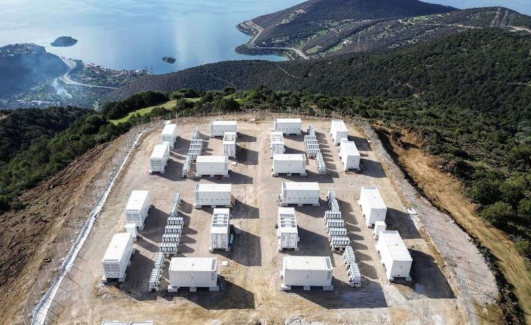 Από σήμερα συνδέονται τρία από τα πρώτα έργα αποθήκευσης ηλεκτρικής ενέργειας στην Ελλάδα