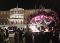 Σε κλίμα κατάνυξης η Περιφορά Επιταφίου σε όλη τη χώρα [vid,pics]