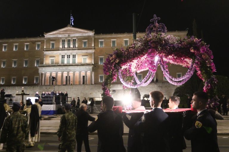 Σε κλίμα κατάνυξης η Περιφορά Επιταφίου σε όλη τη χώρα [vid,pics]