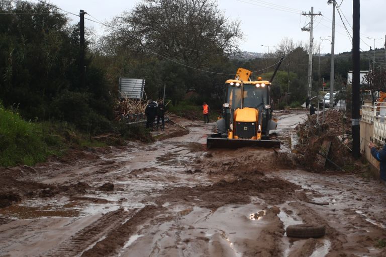 Κακοκαιρία Erminio: Νεκρός άνδρας στη Νέα Μάκρη – Πλημμύρες σε ανατολική Αττική, Πόρο, Ρόδο, Σίκινο