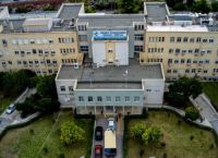 Κρατικό Νοσοκομείο Νίκαιας: Βίντεο από τη στιγμή που άνδρας επιχειρεί να εισβάλει με αεροβόλο στο νοσοκομείο