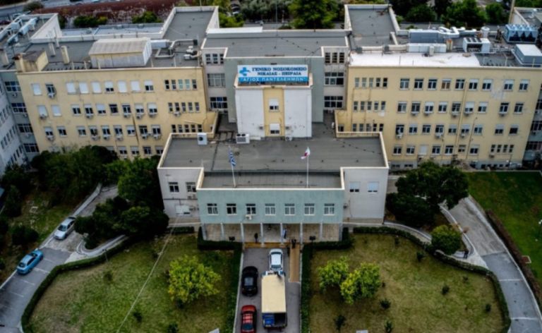 Κρατικό Νοσοκομείο Νίκαιας: Βίντεο από τη στιγμή που άνδρας επιχειρεί να εισβάλει με αεροβόλο στο νοσοκομείο