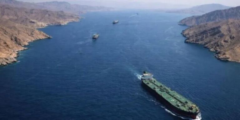 Πάνω από 1.000 πλοία εγκλωβισμένα στα Στενά του Ορμούζ – Η εκεχειρία δεν αποκαθιστά τη ναυσιπλοΐα