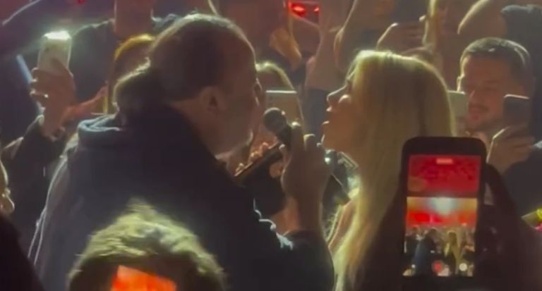 Χαμός μετά τη νίκη της ΑΕΚ: Ο Ηλιόπουλος άρπαξε το μικρόφωνο και τραγούδησε με τη Ζόζεφιν