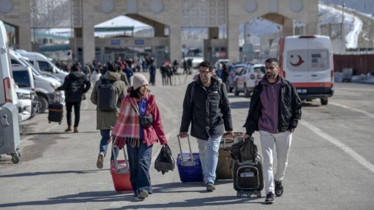Φεύγουν από τον πόλεμο αλλά φοβούνται το καθεστώς: Ιρανοί περνούν στην Τουρκία