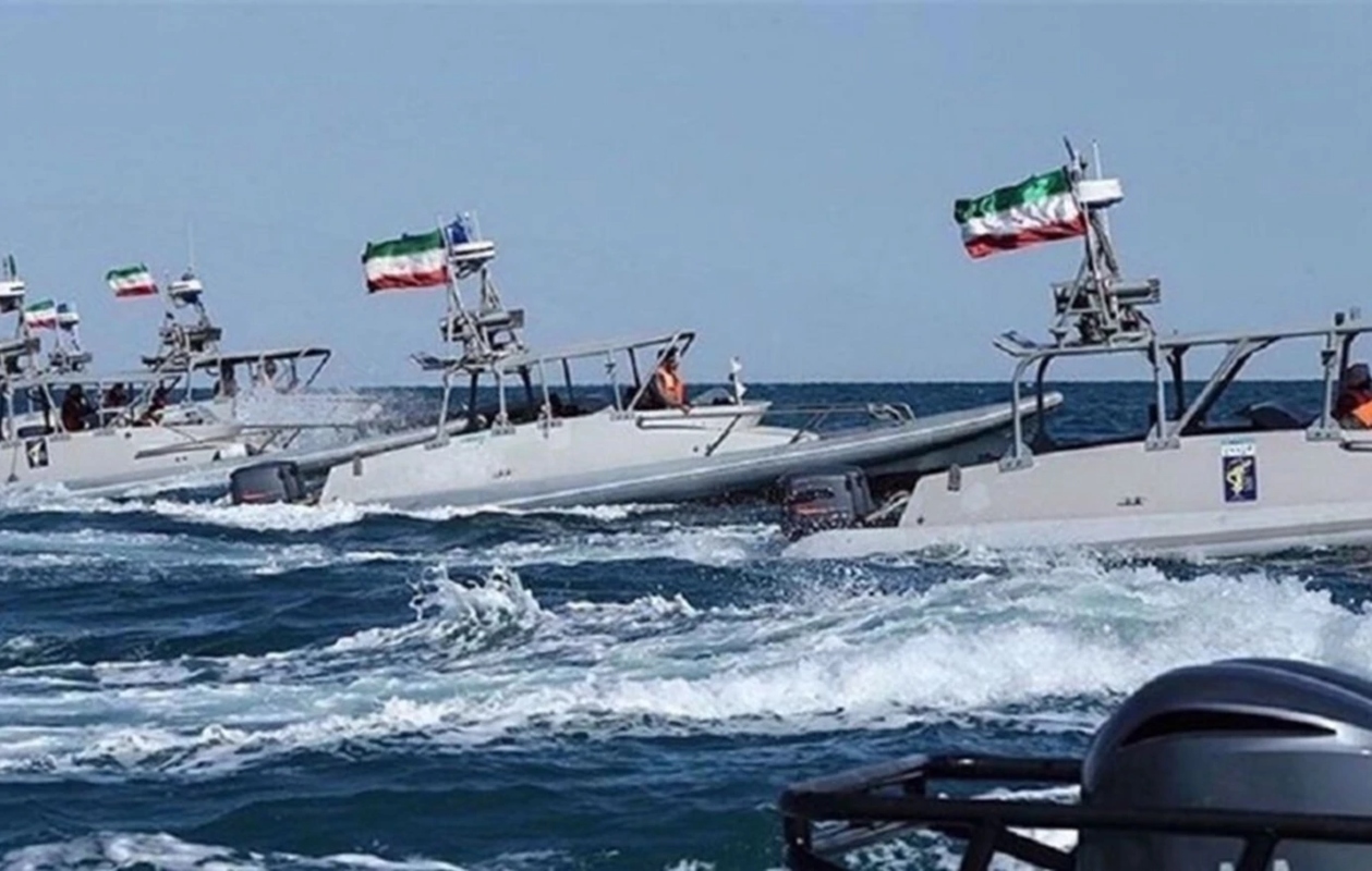 Απειλές στο Ορμούζ: Οι Φρουροί της Επανάστασης προειδοποιούν για πλήγματα σε πλοία