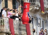 Πάσχα στην Κέρκυρα: Το σπάσιμο των Μπότηδων σηματοδότησε την Πρώτη Ανάσταση [pics]