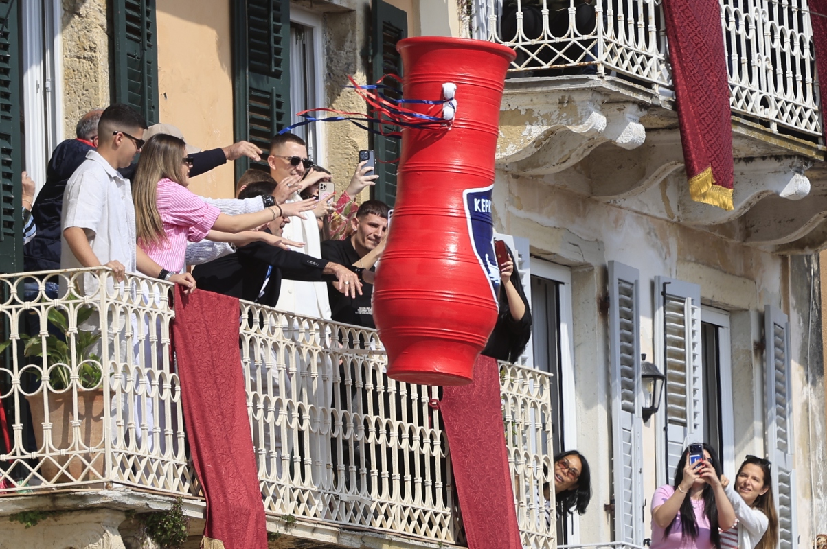 Πάσχα στην Κέρκυρα: Το σπάσιμο των Μπότηδων σηματοδότησε την Πρώτη Ανάσταση [pics]