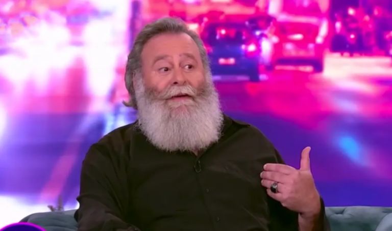 Ο Σαββιδάκης περιγράφει «θείο σημάδι»: “Ο σταυρός κόλλησε στην πλάτη μου και μπήκα χειρουργείο σε 3 μέρες”