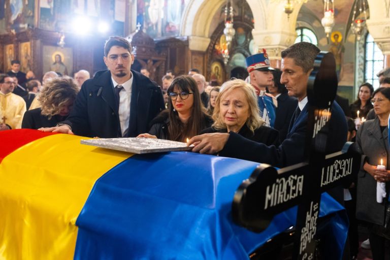 Ράγισαν καρδιές-Σε κλίμα βαθιάς οδύνης η κηδεία του Μιρτσέα Λουτσέσκου: “Λύγισε” ο Ραζβάν