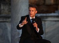 Μακρόν vs Γερμανία: Ποιος “κρατά το τιμόνι” της Ευρώπης τώρα;