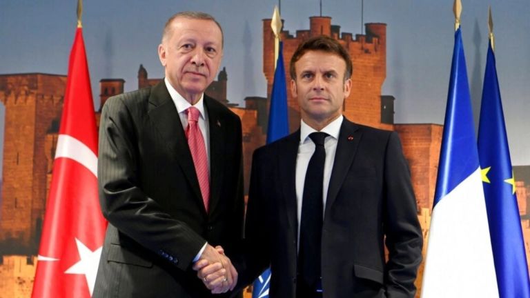 Συνομιλία Μακρόν – Ερντογάν για τη Μέση Ανατολή και τα Στενά του Ορμούζ
