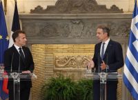 Politico: «Είναι ηλίθιο» – Παρίσι και Αθήνα μπλοκάρουν την αποπληρωμή Covid χρέους