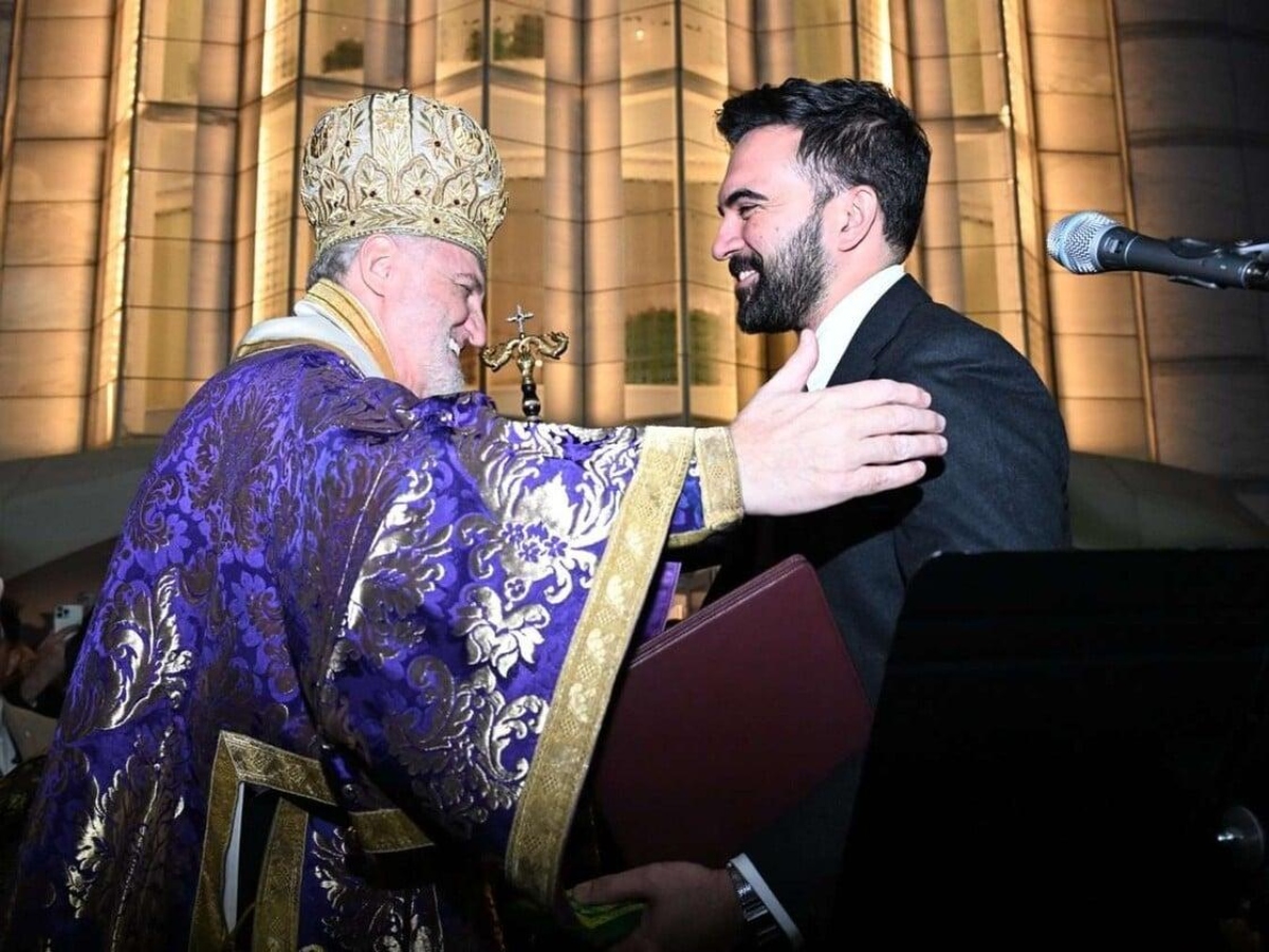 ΝΕΑ ΥΟΡΚΗ: Ο “κόκκινος” δήμαρχος μαγνητίζει τα πλήθη 100 μέρες μετά!