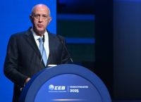 Πλαφόν, παραγωγικότητα και πολιτική ένταση: Οι επιτελείς της αγοράς χτυπούν καμπανάκι