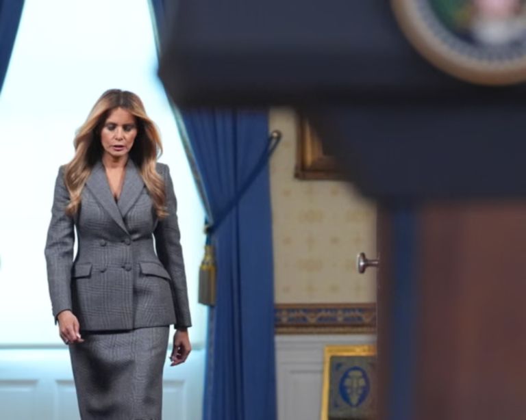 Μελάνια Τραμπ – «Τα ψέματα να σταματήσουν»: ο Έπσταϊν επιστρέφει στο πολιτικό σκηνικό