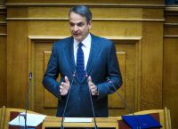 Κυβερνητική αντεπίθεση στη Βουλή – Ο Μητσοτάκης “καρφώνει” το ΠΑΣΟΚ και ανοίγει μέτωπο θεσμών