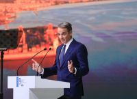 Σκιά πολέμου στον Προϋπολογισμό: «μαχαίρι» στην ανάπτυξη, νευρικότητα στο Μαξίμου