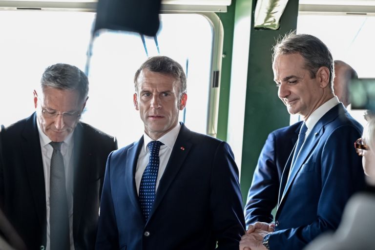 Το χειρόγραφο μήνυμα Μακρόν στη φρεγάτα “Κίμων”: “Ενωμένοι στο όνομα της φιλίας και των κοινών σχεδίων”