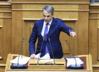 Πολιτική θύελλα στη Βουλή: Σκληρή επίθεση Μητσοτάκη για «τοξικό βούρκο» και στο φόντο η υγεία Μυλωνάκη