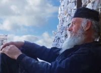 Άγιο Όρος: Συγκίνηση με μοναχό που υψώνει την ελληνική σημαία κάθε Κυριακή του Πάσχα