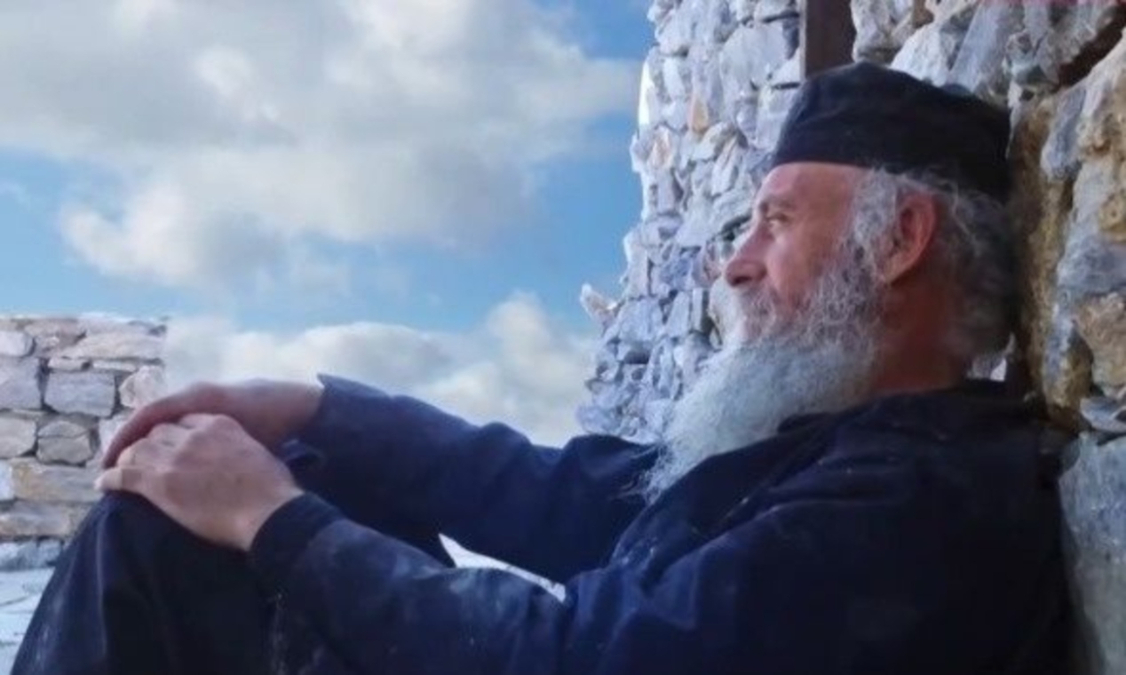 Άγιο Όρος: Συγκίνηση με μοναχό που υψώνει την ελληνική σημαία κάθε Κυριακή του Πάσχα