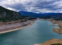 Λίμνη Μόρνου: Τριπλασιάστηκαν τα αποθέματα νερού και βυθίστηκε ξανά το «χωριό – φάντασμα» Κάλλιο