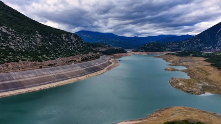 Λίμνη Μόρνου: Τριπλασιάστηκαν τα αποθέματα νερού και βυθίστηκε ξανά το «χωριό – φάντασμα» Κάλλιο