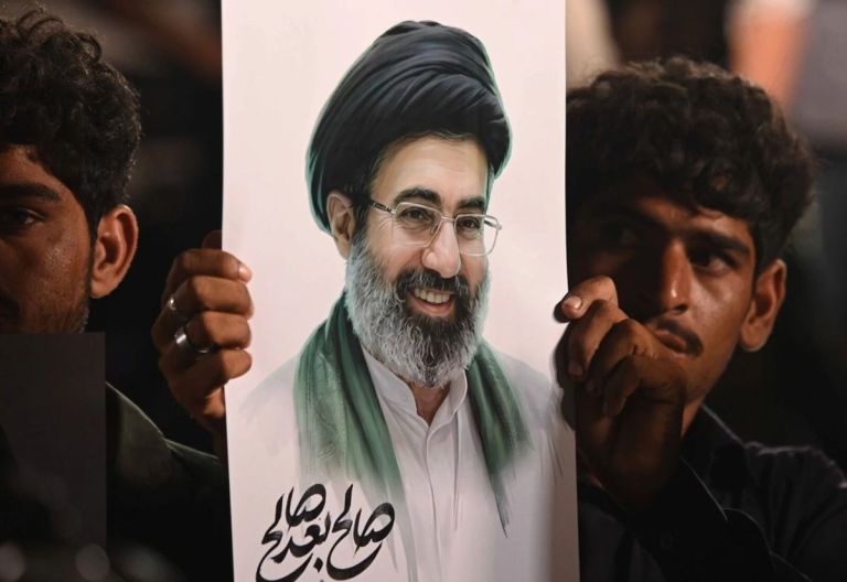 Μυστήριο με τον Μοτζτάμπα Χαμενεΐ: «Είναι παραμορφωμένος» – Ποιος παίρνει τις αποφάσεις για το Ιράν;